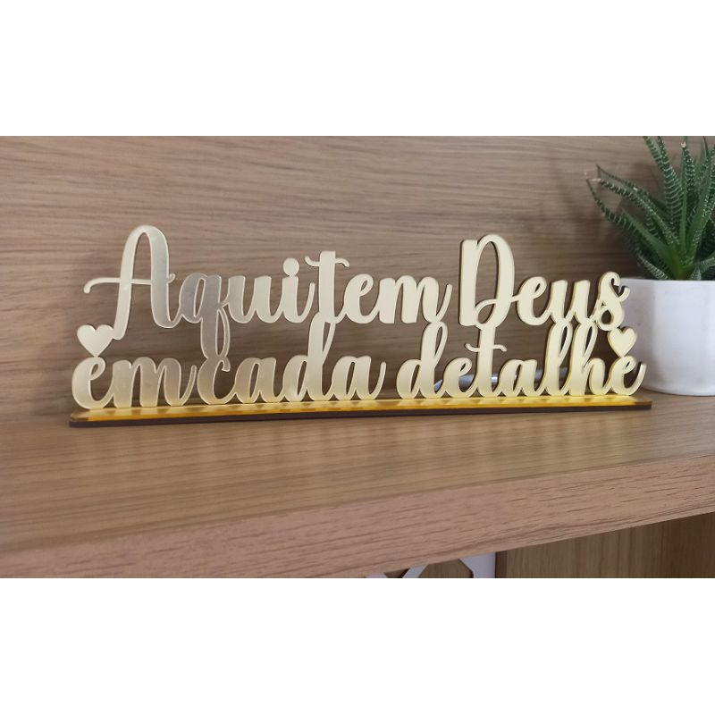Frase Decorativa AQUI TEM DEUS em cada detalhe Sala Estante