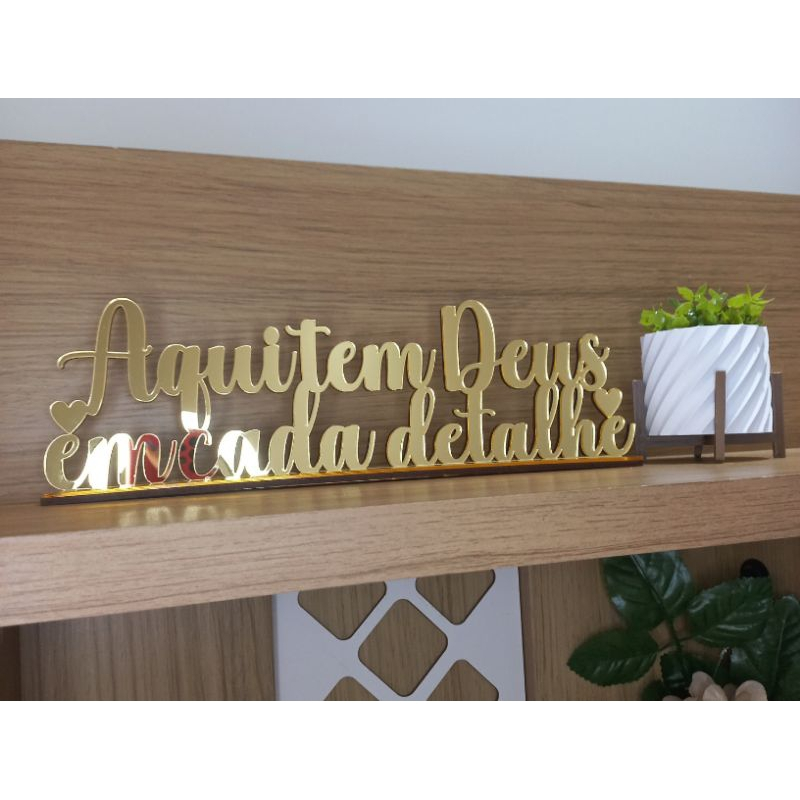 Frase Decorativa AQUI TEM DEUS em cada detalhe Sala Estante