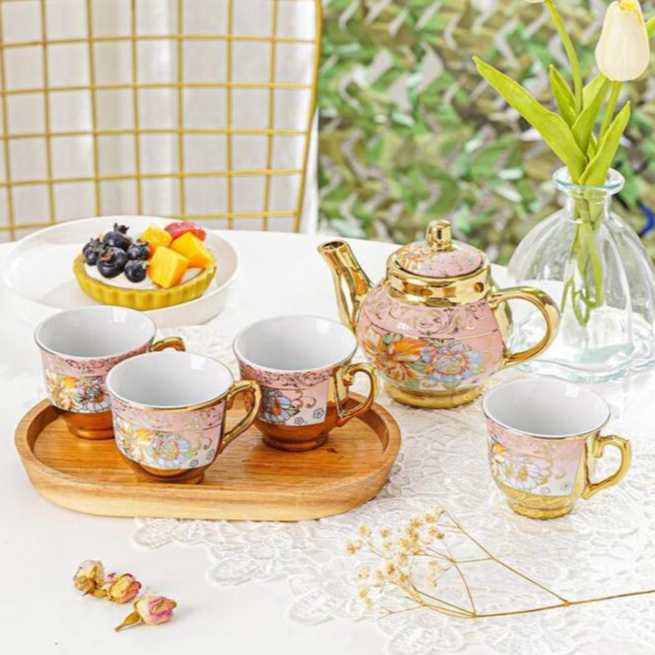 Conjunto de Chá Luxuoso 4 Xícaras 90 ml + Bule – Porcelana Floral com Detalhes Dourados