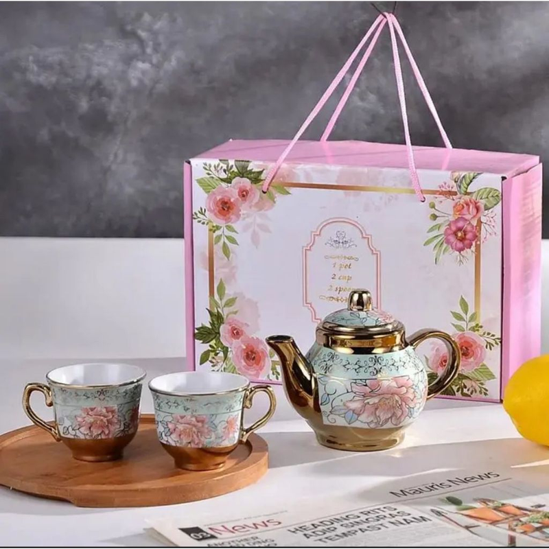 Conjunto de Chá Luxuoso 4 Xícaras 90 ml + Bule – Porcelana Floral com Detalhes Dourados